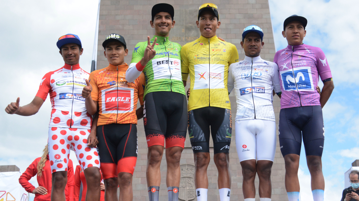 Los campeones de la Vuelta al Ecuador 2021, en la Mitad del Mundo, en Quito.