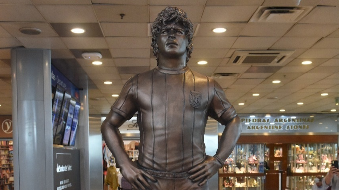 Imagen de la estatua dedicada al fallecido futbolista Diego Armando Maradona inaugurada, el 15 de diciembre de 2021, en el Aeropuerto Internacional de Ezeiza (Argentina).