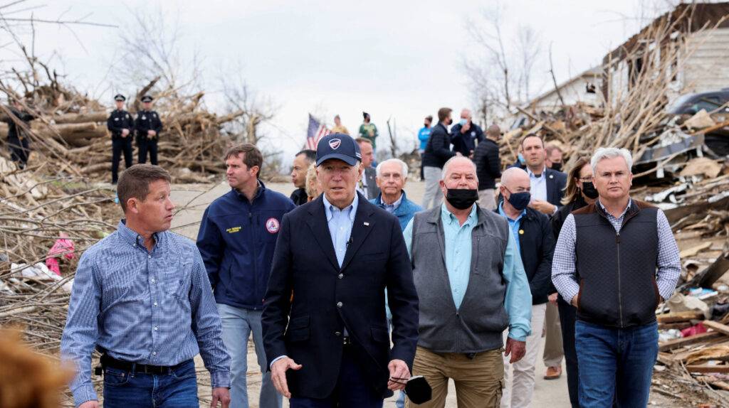 Biden ofrece hacer “lo que sea necesario” por Kentucky tras tornados