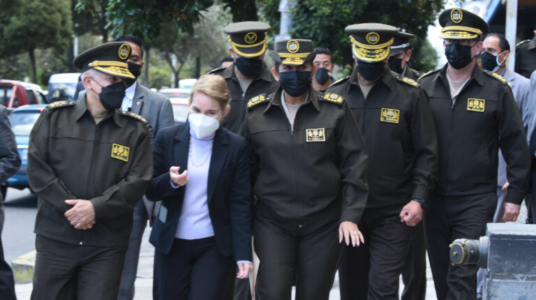 La ministra de Gobierno, Alexandra Vela, acompañada de la cúpula policial, el 15 de diciembre de 2021.