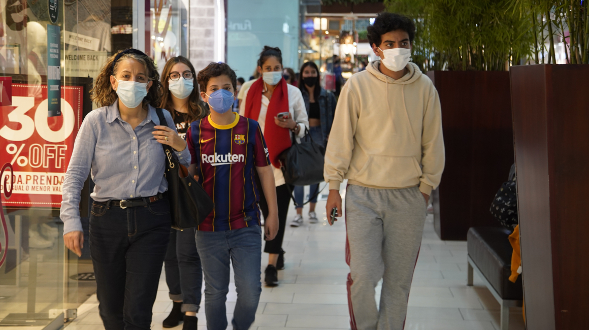 Personas caminan en el centro comercial Quicentro Shopping, el 10 de diciembre de 2021.