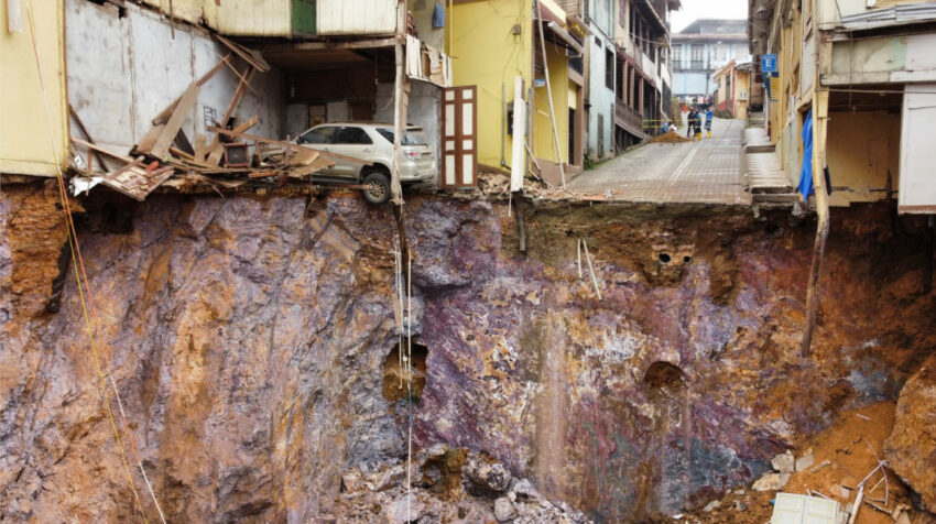Imagen de los daños provocados por el socavón en Zaruma el 15 de diciembre de 2021.