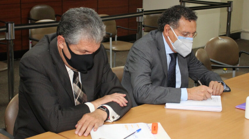 Pablo Celi, excontralor, junto a su abogado Marcelo Ron, durante la audiencia preparatoria de juicio del caso Las Torres, el 10 de diciembre de 2021.