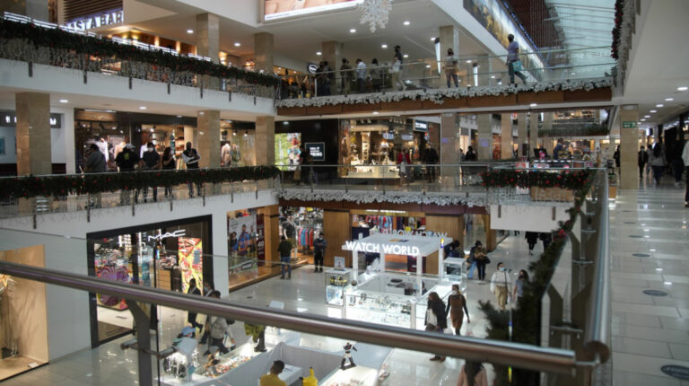 Imagen general del centro comercial Quicentro Shopping, en Quito, el 10 de diciembre de 2021.