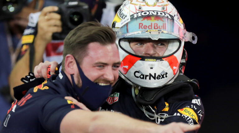 El piloto Max Verstappen, de Red Bull, celebra con los miembros del equipo después de ganar el Gran Premio de Fórmula 1 de Abu Dhabi y coronarse campeón 2021.