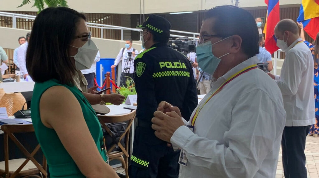 Ecuador y Colombia homologan carné de vacunación contra el Covid-19