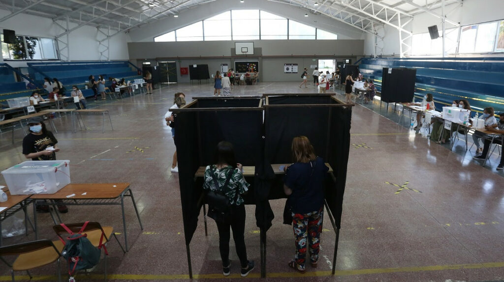 Chilenos votan en las presidenciales más reñidas en tres décadas