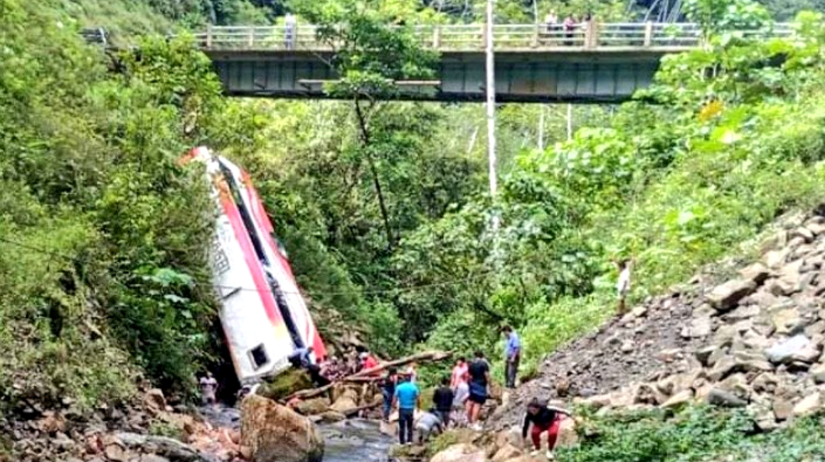 Un bus intercantonal sufrió un accidente de tránsito en la vía Macas-Taisha, en Morona Santiago, la tarde del 19 de diciembre de 2021.