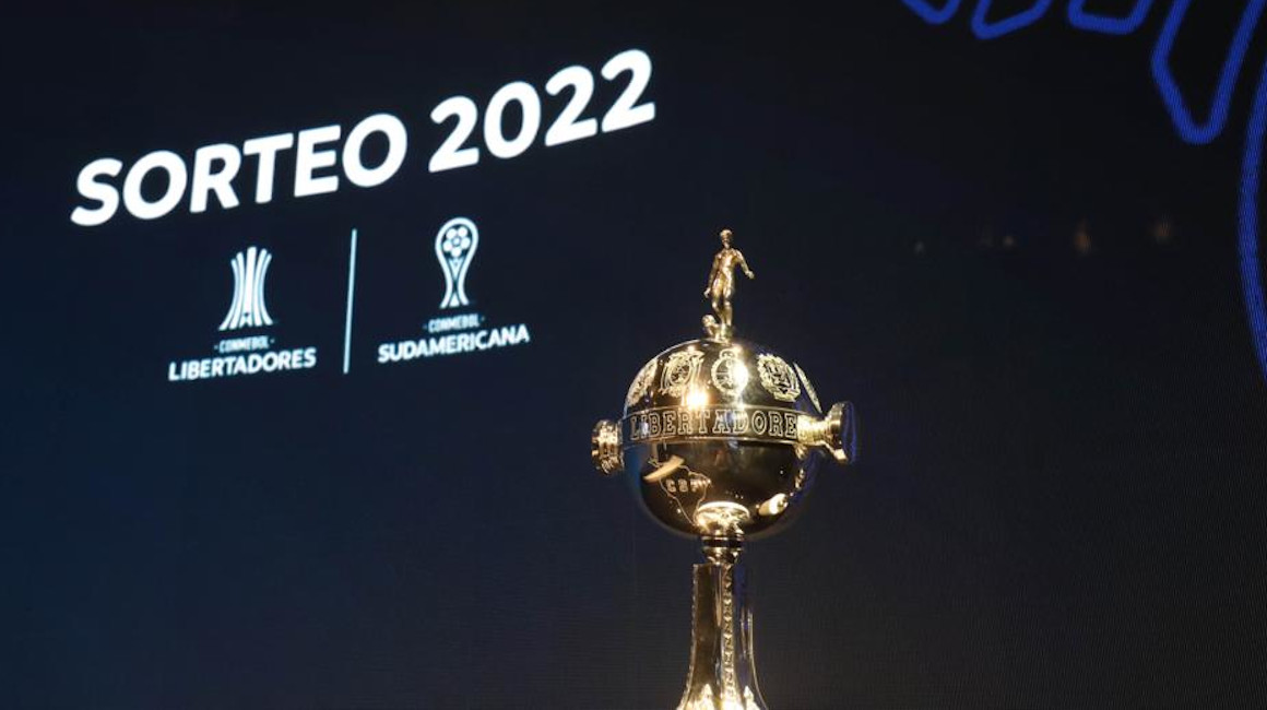 El trofeo de la Copa Libertadores 2022 se exhibe en la sede de la Conmebol previo al sorteo de las fases previas del torneo.