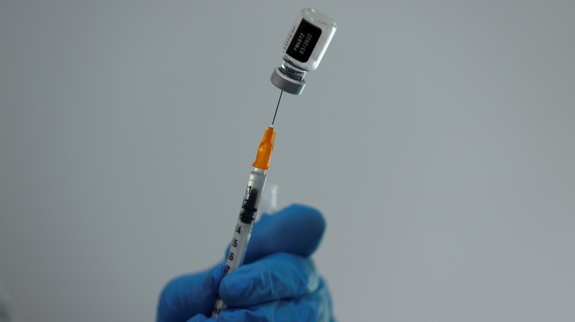 Preparación de una vacuna durante la vacunación contra Covid-19.