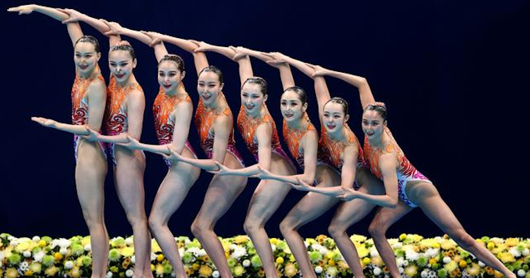 El equipo femenino chino de natación artística, durante su presentación en Tokio 2021.