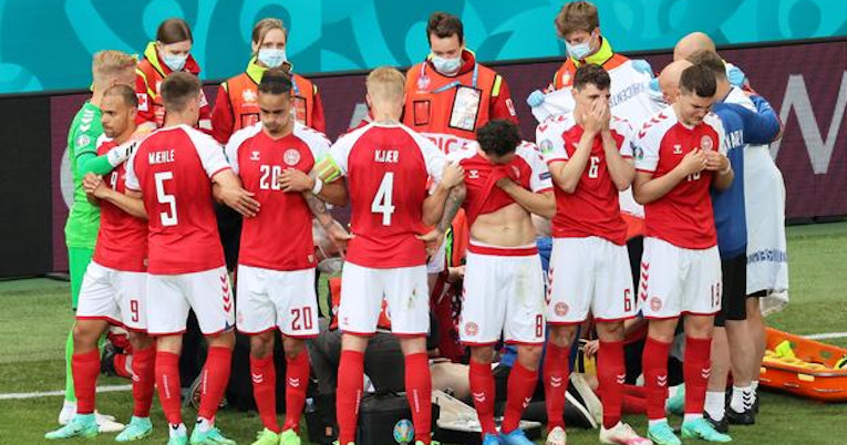 Los futbolistas daneses reaccionan ante el accidente sufrido por Christian Eriksen, el 12 de junio de 2021.