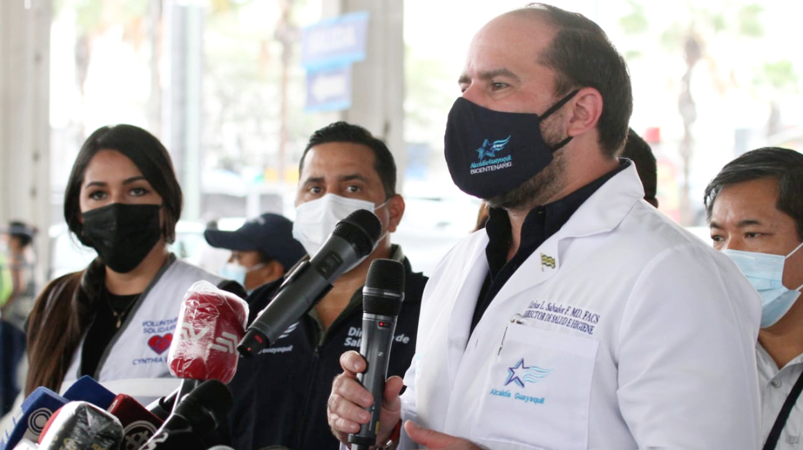 Desde uno de los vacunatorios del Municipio de Guayaquil, su director de Salud, Carlos Salvado, se refiere a la situación del COVID-19 en la urbe, al 21 de diciembre de 2021.