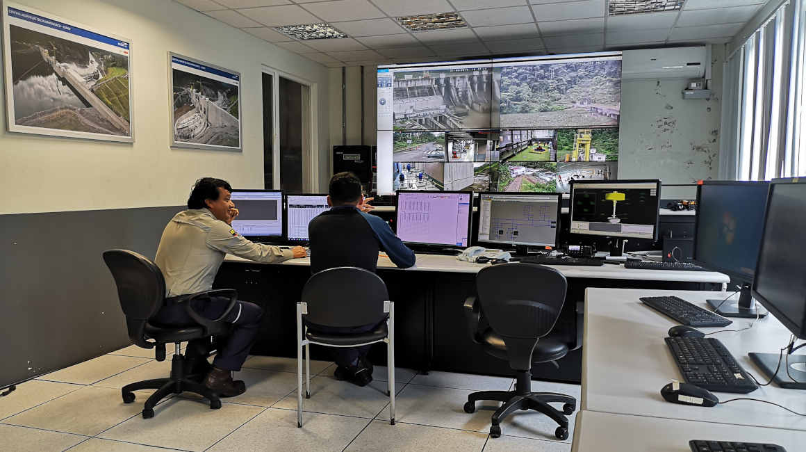 Personal de Celec trabajando en las instalaciones de la hidroeléctrica Coca Codo Sinclair, en noviembre de 2021.