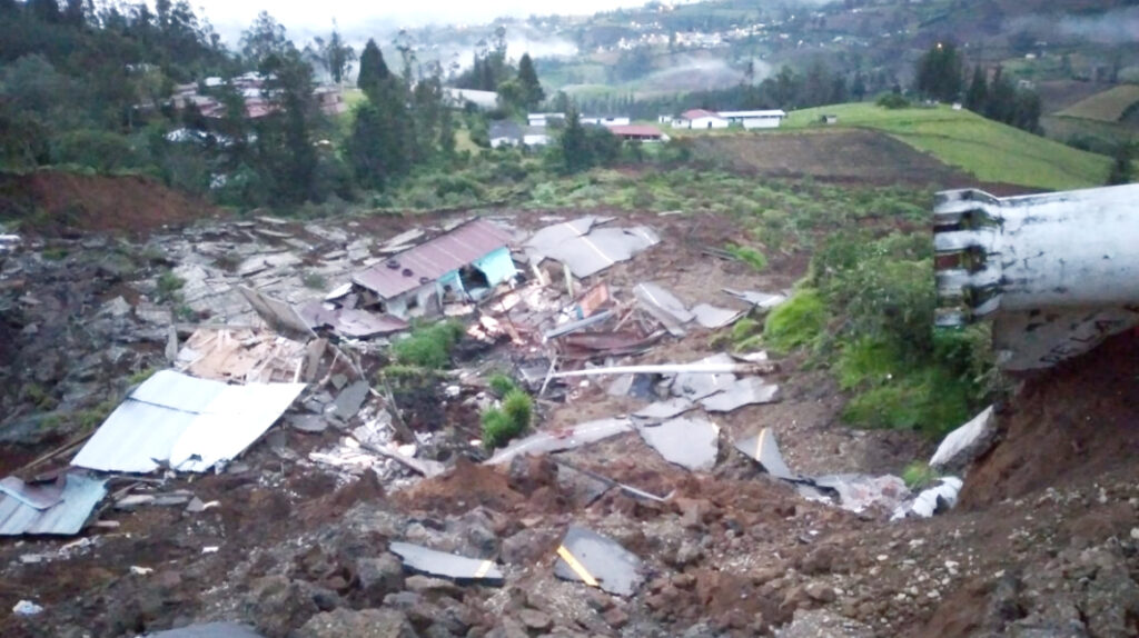 Socavón en Chimbo arrasó viviendas y parte de la vía