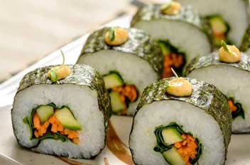 Rollitos de sushi vegetarianos