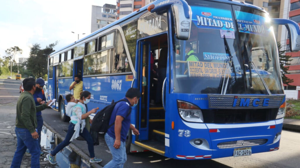Municipio controlará carné de vacunación en el transporte público de Quito