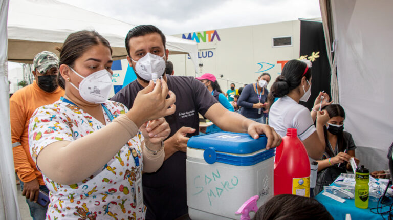 Brigadas de vacunación en Manta, el 17 de diciembre de 2021. Desde el 23 de diciembre de 2021, la vacunación contra el Covid-19 en Ecuador es obligatoria.
