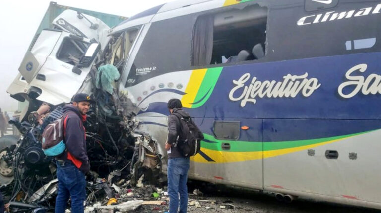 Choque entre un tráiler y un bus de la cooperativa San Luis dejó 9 fallecidos y 27 heridos, en mayo de 2021, uno de los 19 mil accidentes de tránsito en Ecuador.