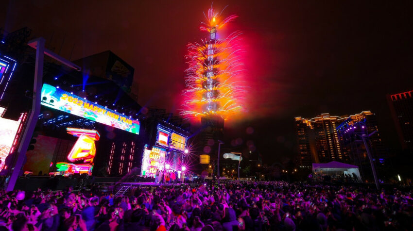 Miles de personas celebran el año nuevo en Taipei, Taiwán, el 1 de enero de 2022. 