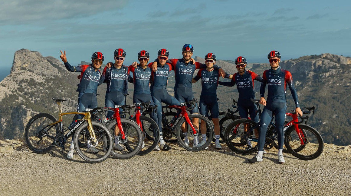 Los pedalistas del Ineos posan con su indumentaria para la temporada 2022.