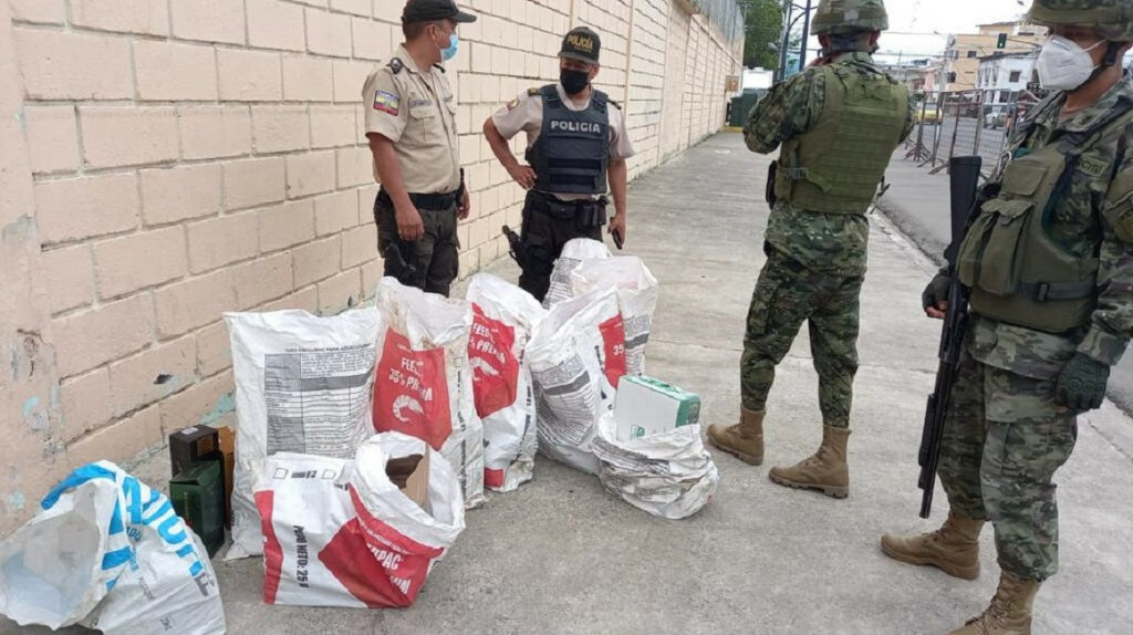 FF.AA. impiden ingreso de licor y fuegos artificiales en cárcel de Machala