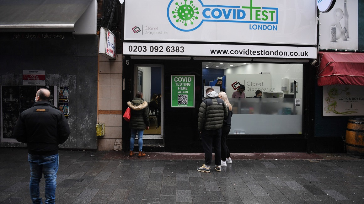 Personas esperan afuera de un centro de detección de Covid-19 en Londres, el 29 de diciembre de 2021.