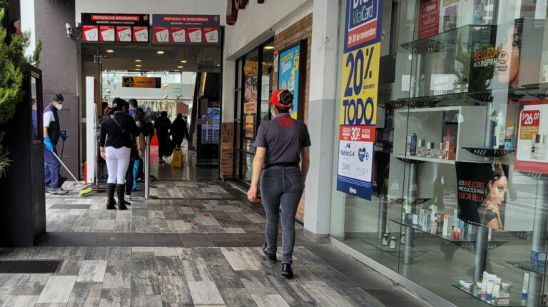 Personas ingresan a un centro comercial en el centro norte de Quito, en noviembre de 2021.
