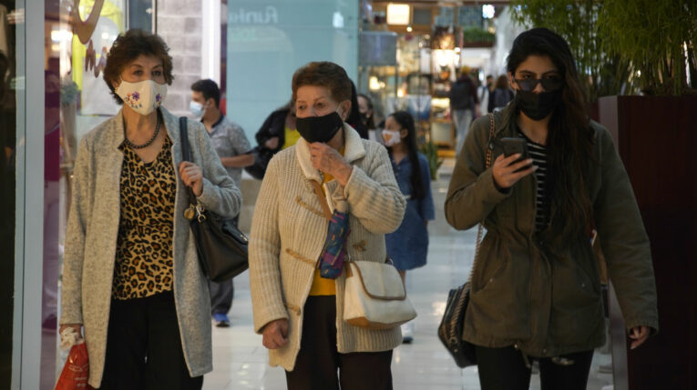 Tres mujeres caminan en un centro comercial en el centro norte de Quito, en diciembre de 2021. 