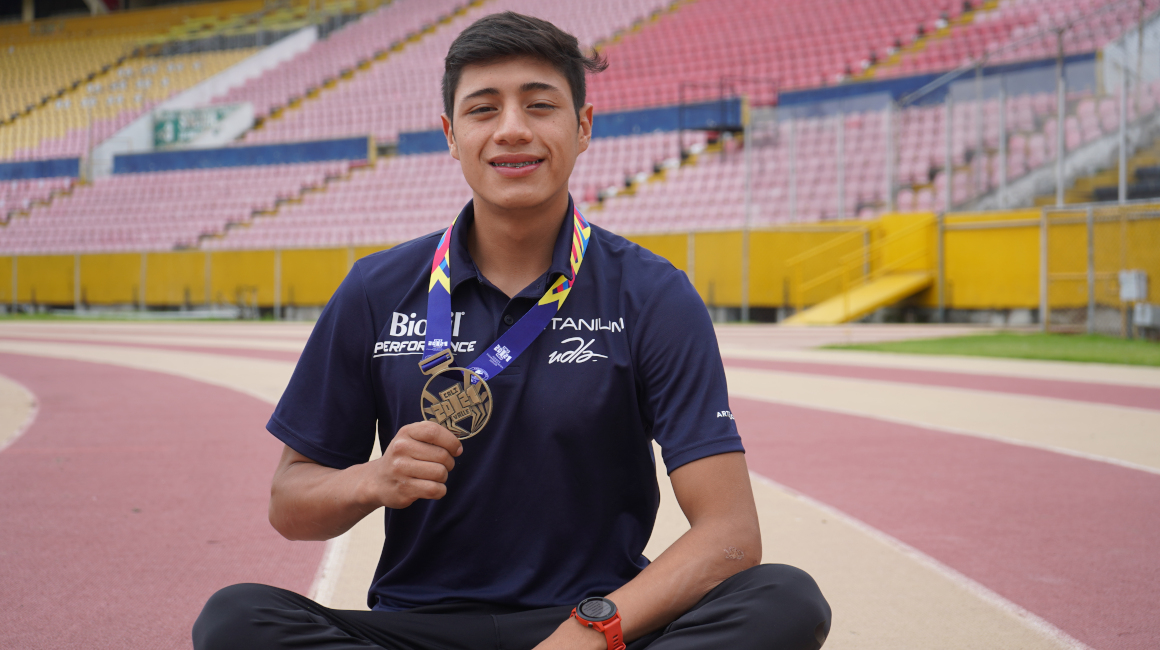 El marchista ecuatoriano, David Hurtado, posa con la medalla de oro de los Panamericanos de Cali en la pista del Estadio Olímpico Atahualpa.
