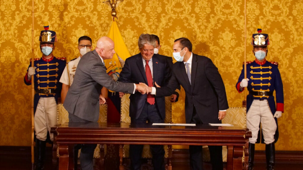 Lasso reajusta el Servicio Exterior bajo el mando de Juan Carlos Holguín