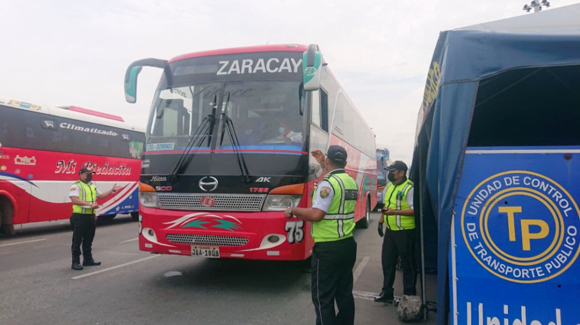 La CTE refuerza controles a los buses al llegar a la Terminal Terrestre de Guayaquil, durante diciembre de 2021.