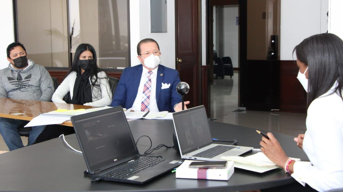 La fiscal Diana Salazar se reunió en su despacho, en Quito, con la defensa y la familia de Naomi Arcentales, para hablar de la investigación.