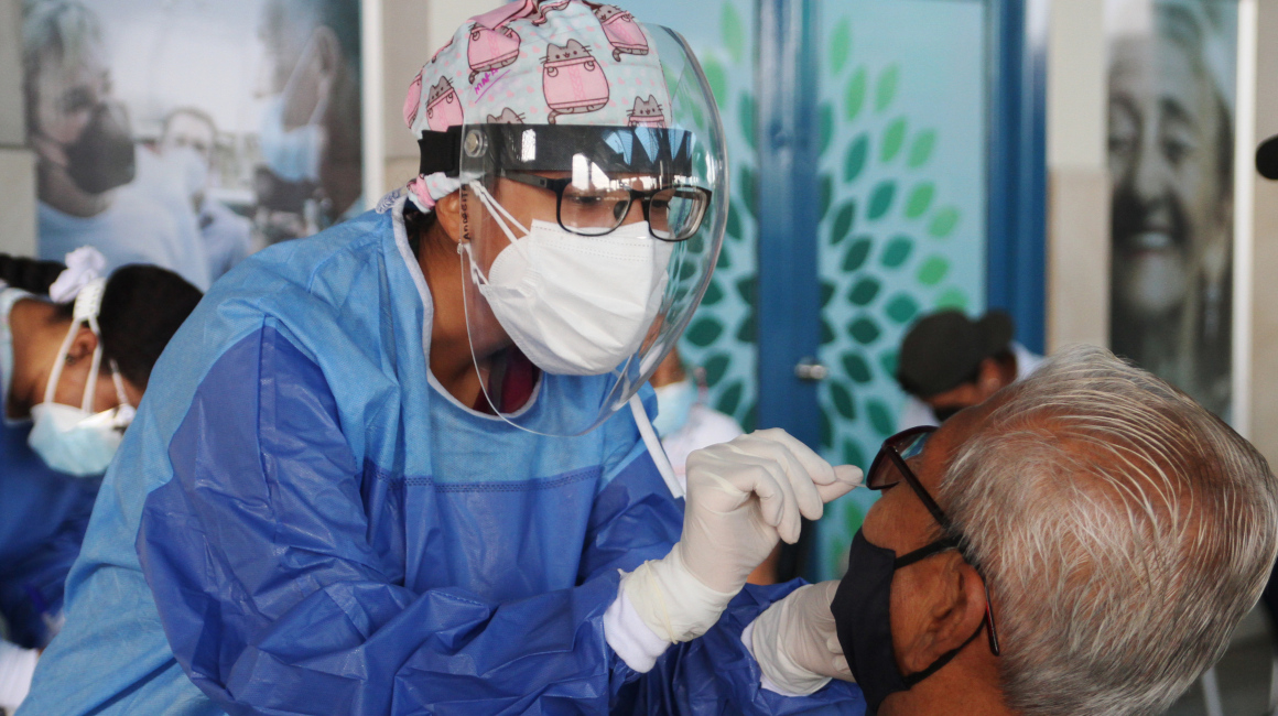 Un médico realiza una prueba de antígenos a un hombre, el 22 de diciembre de 2021 en Guayaquil.