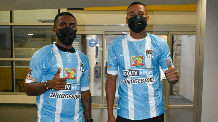 Los panameños Ricardo Phillips y Alfredo Stephens posan con la camiseta de 9 de Octubre tras su arribo a Guayaquil, el 3 de enero de 2022.