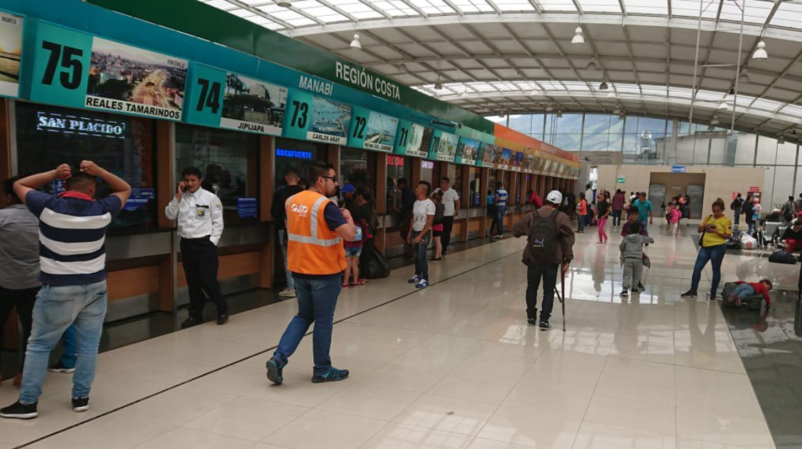 Venta de boletos del transporte interprovincial en la terminal terrestre de Quitumbe, sur de Quito. Allí, se solicitará a los usuarios el certificado de vacunación.