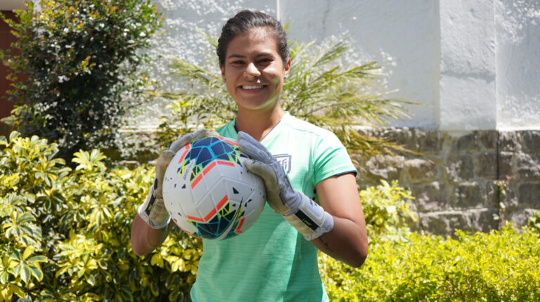 La portera ecuatoriana, Andrea Vera, posa con su camiseta y guantes de la Selección.