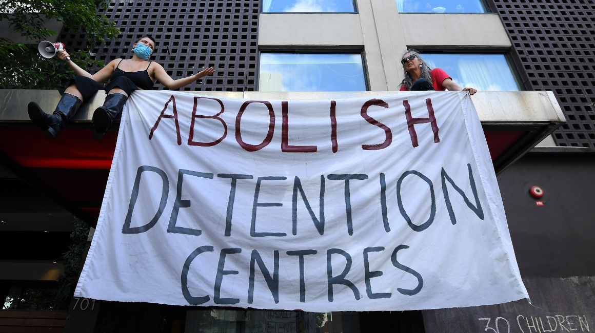 Manifestantes fuera de las instalaciones del hotel Park en Melbourne, Australia, el 6 de enero de 2022.