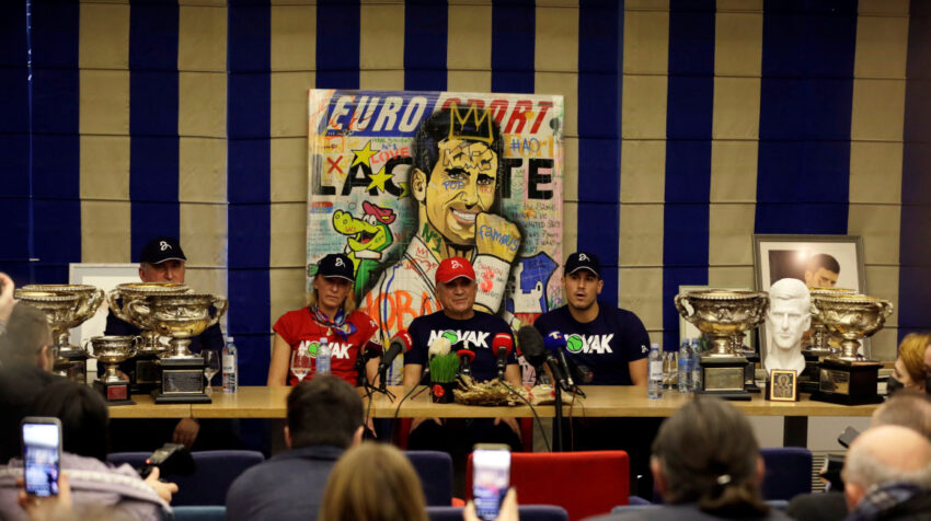 La madre de Novak Djokovic Diana, su padre Srdjan y su hermano Djordje durante una conferencia de prensa en Belgrado, Serbia.