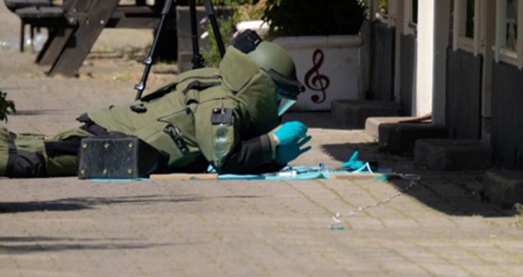 Un policía holandés desactiva un explosivo colocado por clanes del narcotráfico en Roterdam, el año pasado.
