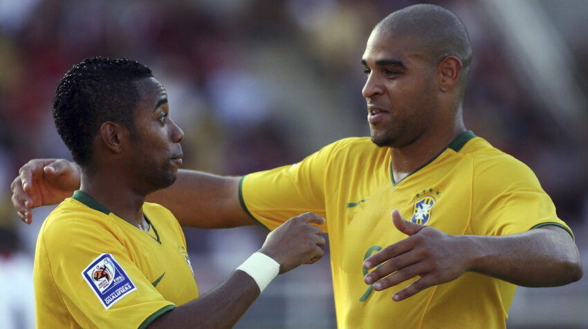 Robinho y Adriano festejan un gol a Venezuela en 2008, por las Eliminatorias al Mundial de Sudáfrica 2010.