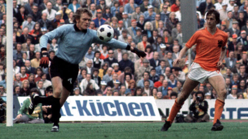 Sepp Maier saca una pelota, ante la marca de Johan Cruyff.
