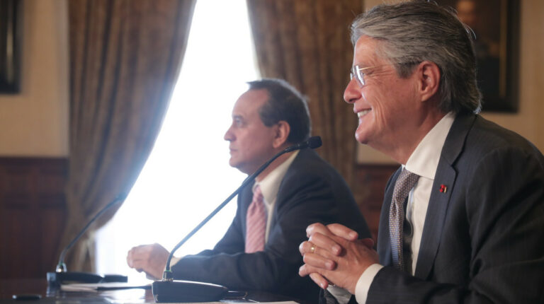 El presidente Guillermo Lasso y el ministro de Finanzas, Simon Cueva, durante una reunión con autoridades del Banco Mundial, el 29 de noviembre de 2021.