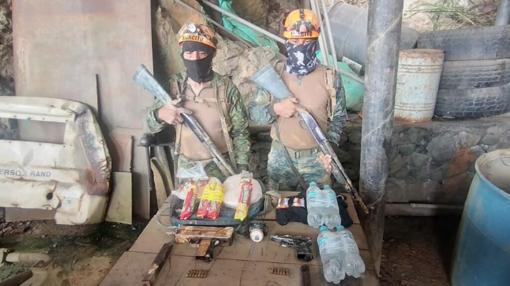 Militares decomisaron armamento en una boca de mina en Zaruma