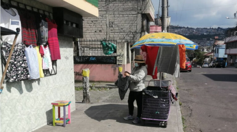 Una vendedora informal en la calle Moro Moro, ubicada en el sur de Quito, el 8 de enero de 2022.