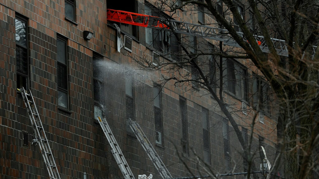 Incendio en edificio de Nueva York deja 19 muertos