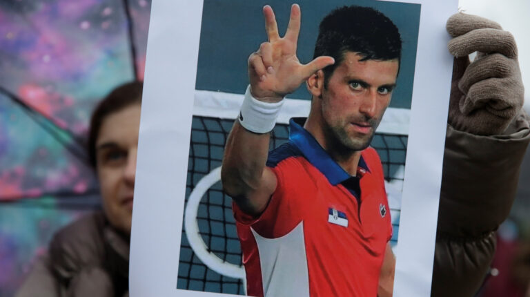 Fanáticos de Novak Djokovic realizan una protesta en Belgrado el 8 de enero de 2022, para respaldar al tenista que fue detenido en Melbourne, Australia.