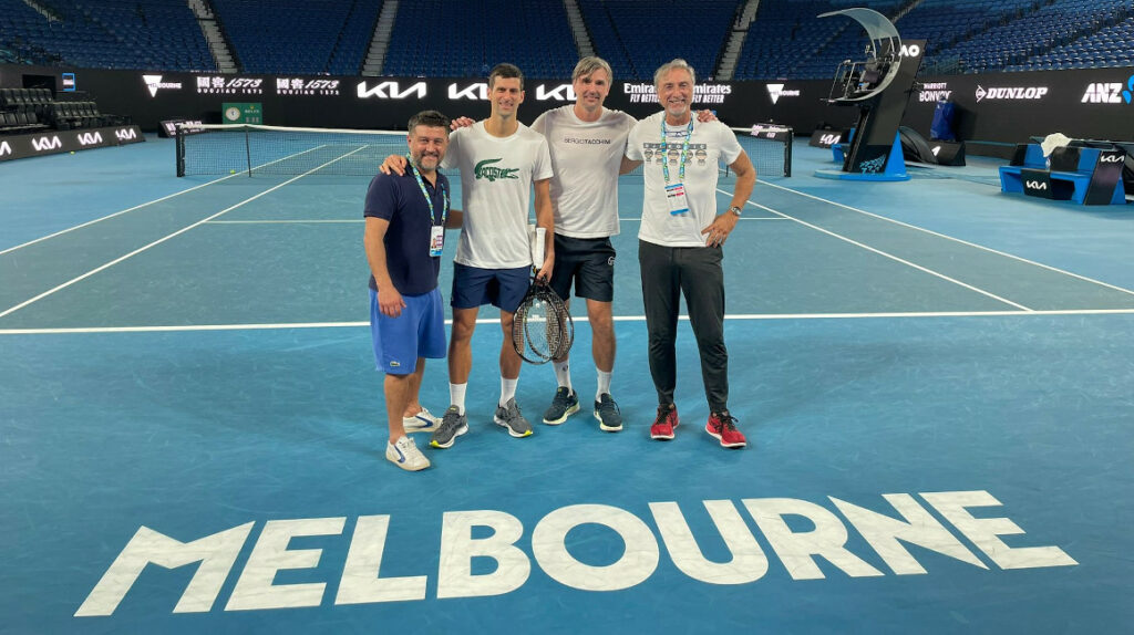 Novak Djokovic entrenó en el Melbourne Park aunque no sabe si podrá jugar