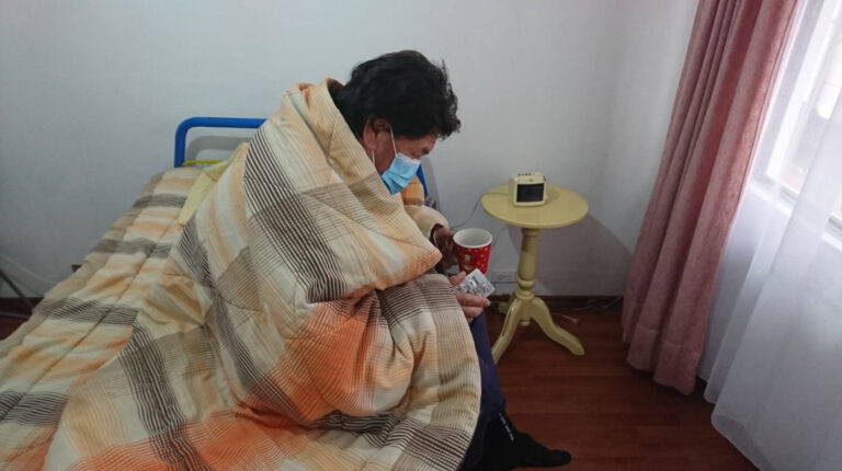 Un hombre con Covid-19 hace aislamiento en su dormitorio, el 10 de enero de 2022.