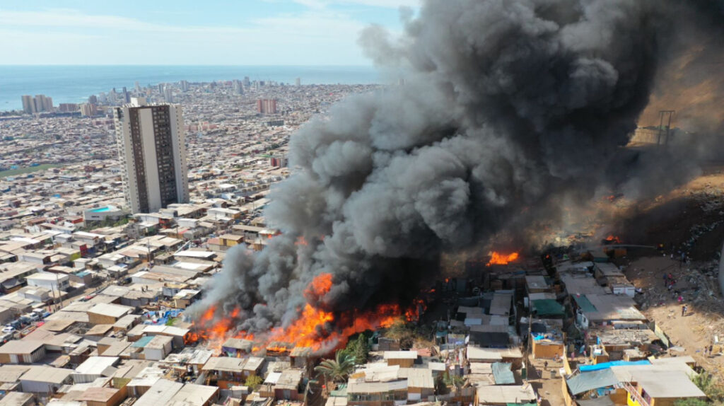 Más de 400 personas sin techo tras incendio en Chile
